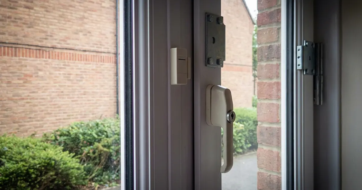 Fenstersicherungen zum Nachrüsten: abschließbarer Griff und Zusatzsicherung