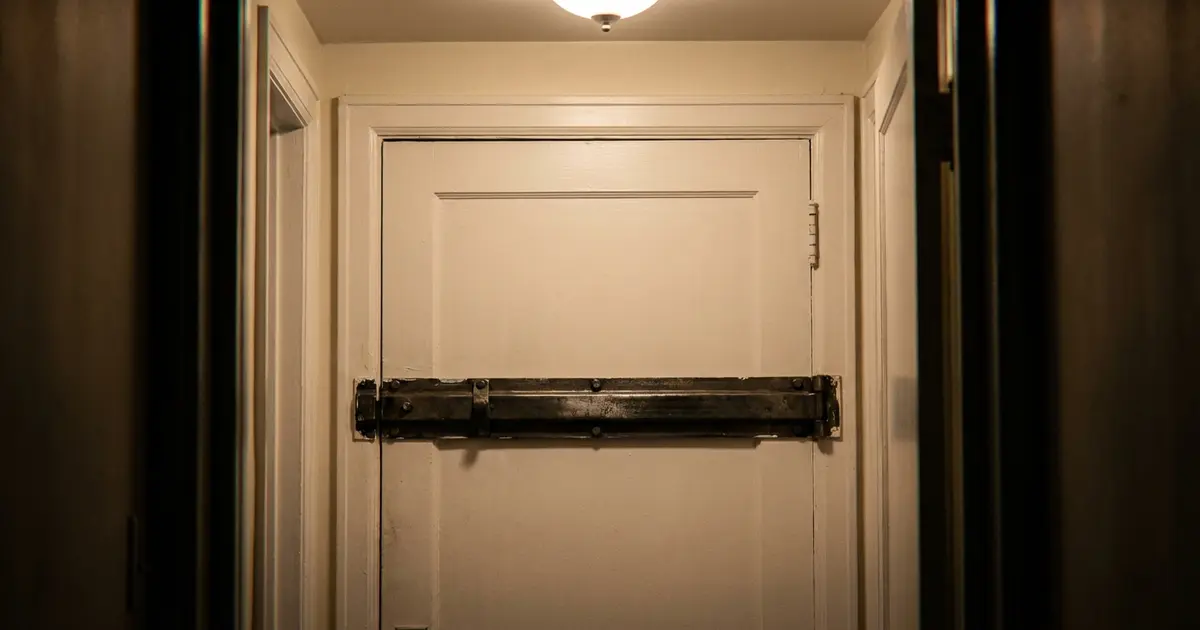 ABUS Panzerriegel PR2700 montiert an einer Wohnungstür